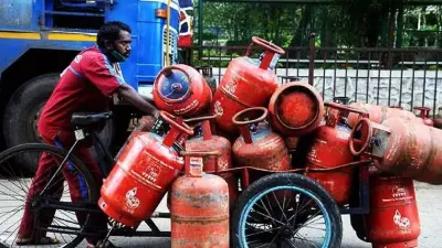 નવા વર્ષ પહેલા રાહતના સમાચાર   lpg સિલિન્ડરના ભાવમાં થયો આટલા રૂપિયાનો ઘટાડો  જાણો લેટેસ્ટ રેટ