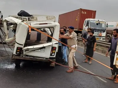 ભચાઉ ગાંધીધામ હાઈવે પર સળિયા ભરેલી ટ્રક પાછળ સ્કૂલવાન ઘૂસી જતા વિદ્યાર્થિનીનું મોત