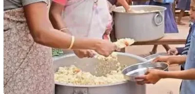 શાળા પ્રવેશોત્સવ વખતે બાળકોને તિથિ ભોજન આપવાનું આયોજન