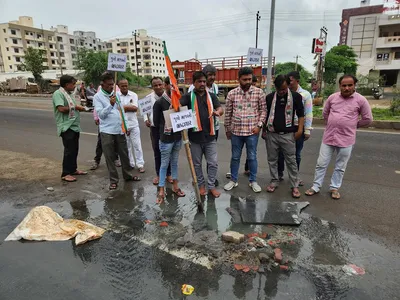 મોરબી માળિયા હાઈવે પર તૂટેલા ગટરના ઢાંકણામાં ભાજપનો ઝંડો લગાવાયો